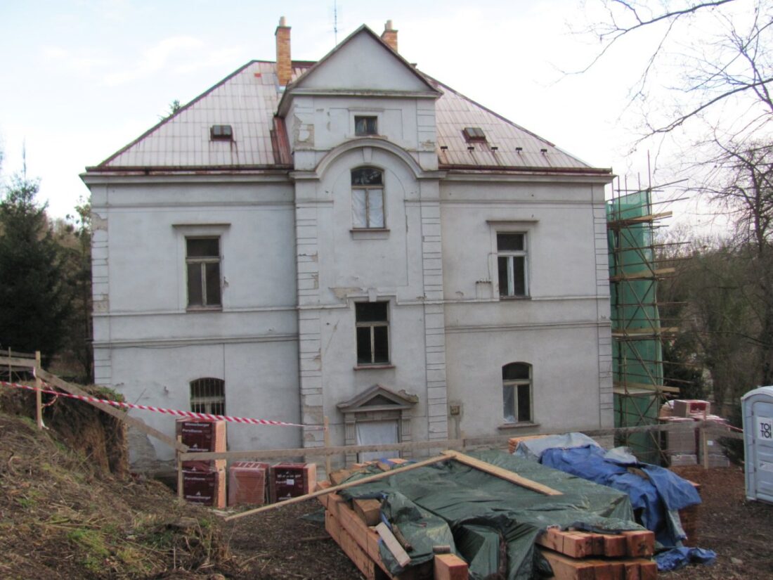 Stav domu V Roztokách u Prahy před rekonstrukcí